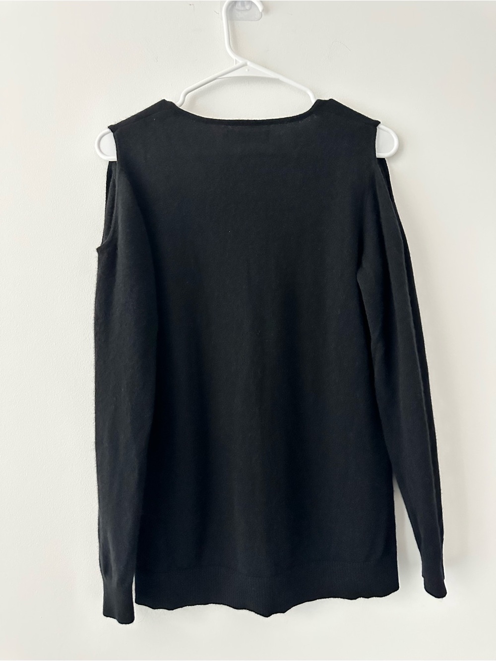 NOTSHY 100% Cashmere Black Cold Shoulder V-Neck Sweater Women’s M - Picture 4 of 14